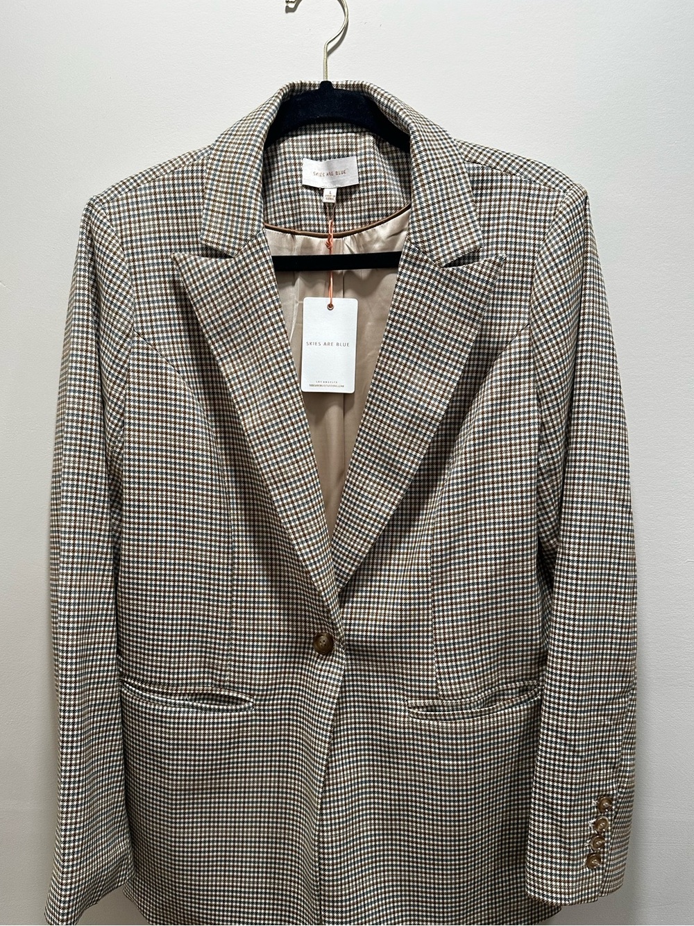 Skies Are Blue Houndstooth Blazer in Beige & Black